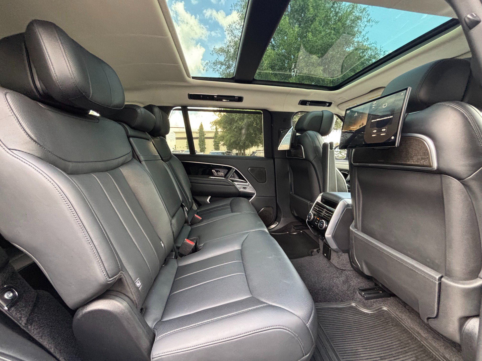 Used 2024 Land Rover Range Rover Long Wheelbase Autobiography AWD/4WD image 23