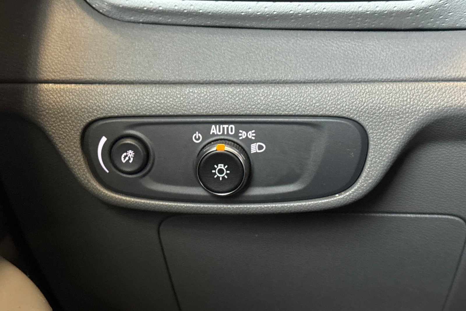 Used 2022 Chevrolet Bolt EUV Premier w/ Sun & Sound Package image 38