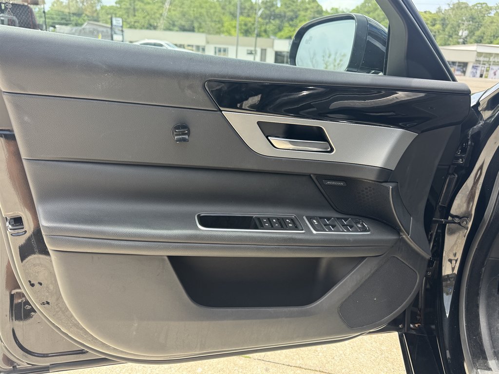 Used 2017 Jaguar XF Premium RWD image 13
