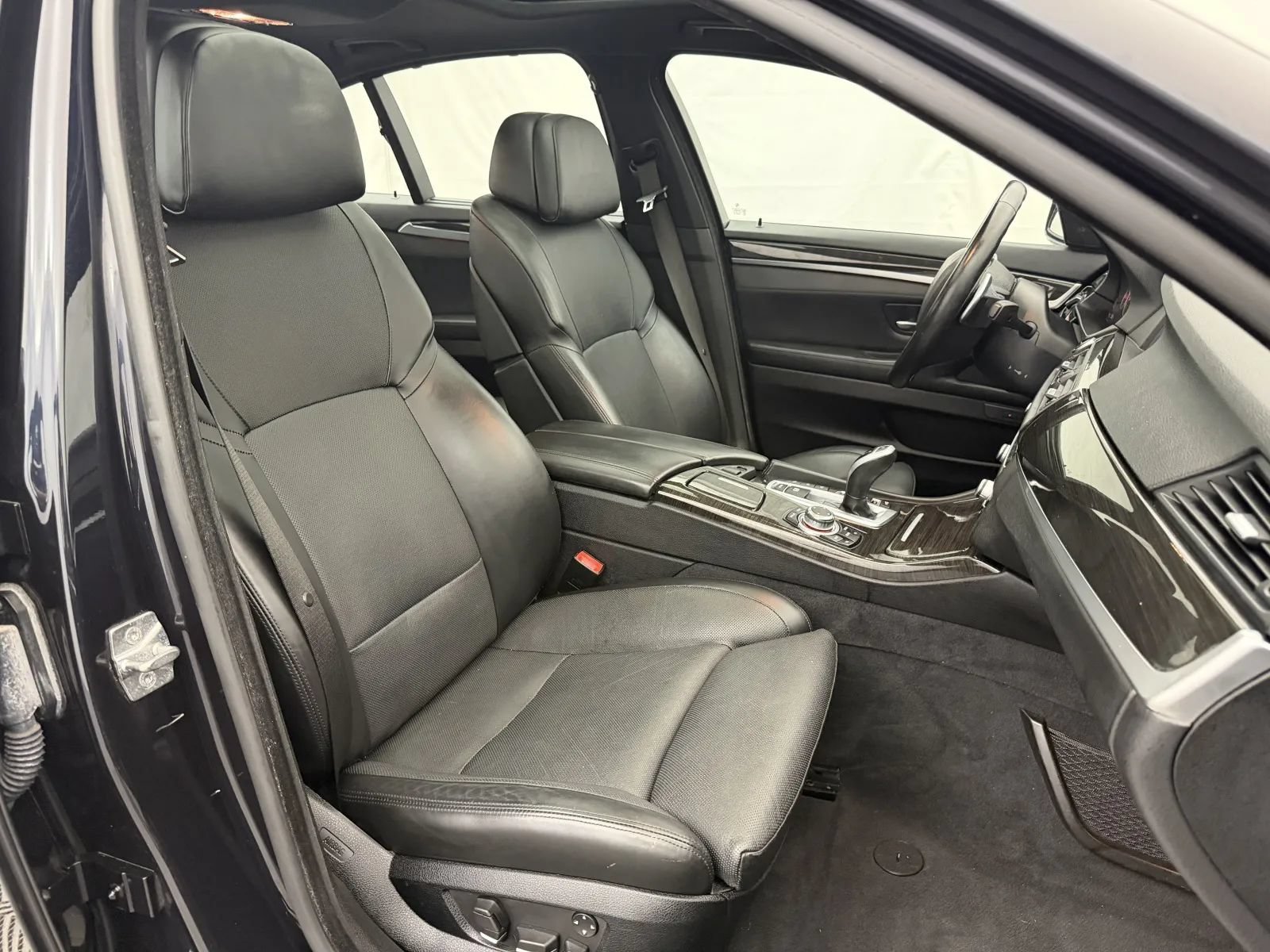 Used 2011 BMW 550i xDrive Sedan AWD/4WD image 34