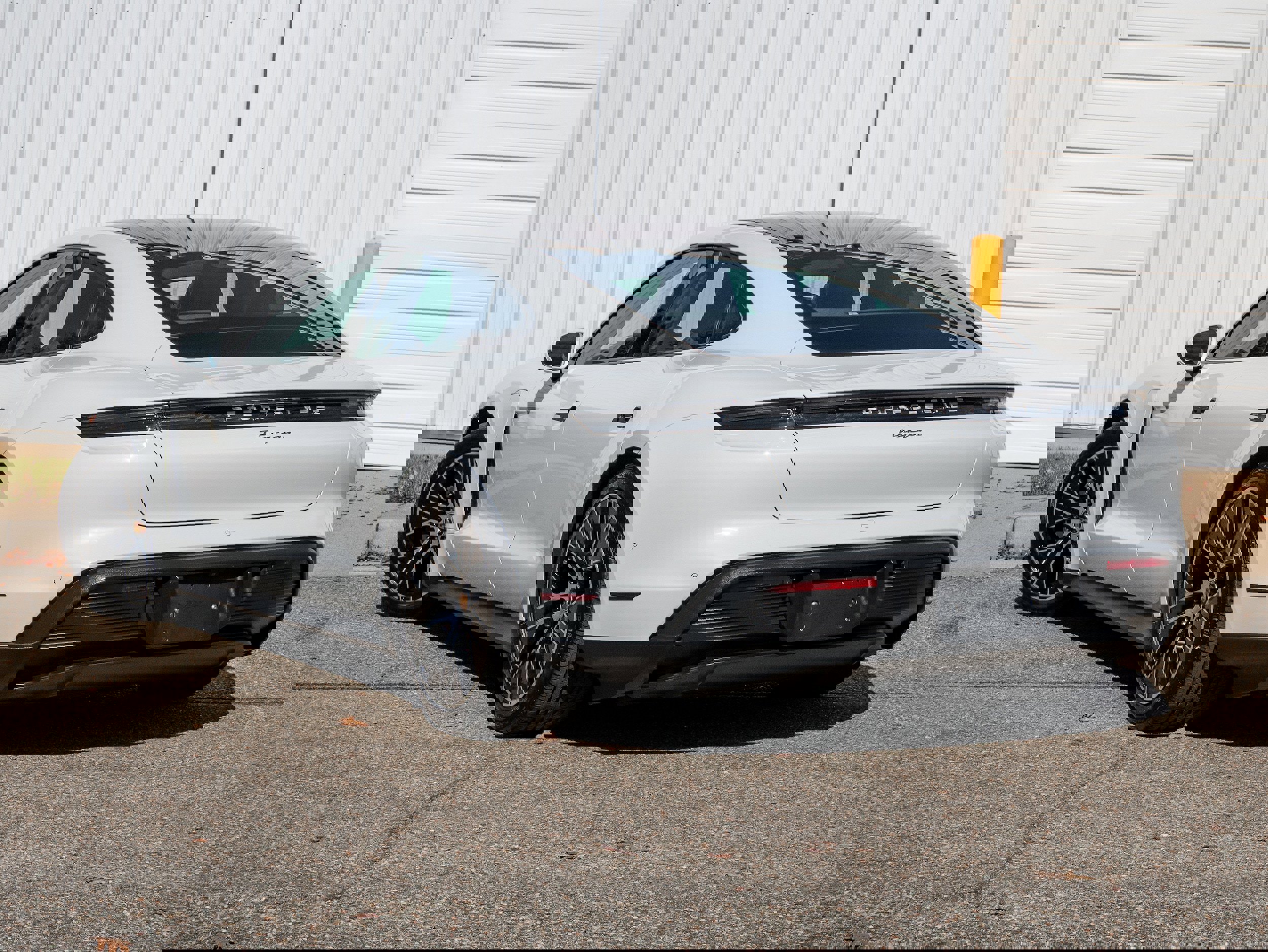 Used 2022 Porsche Taycan image 3