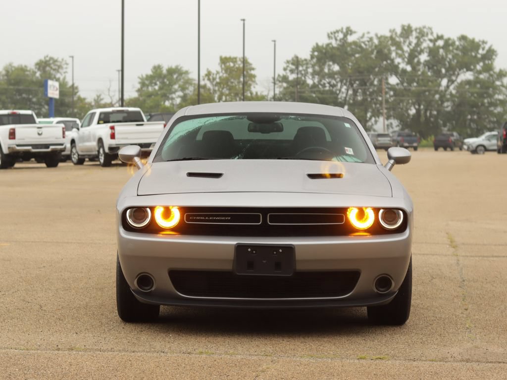 Used 2016 Dodge Challenger SXT RWD image 2