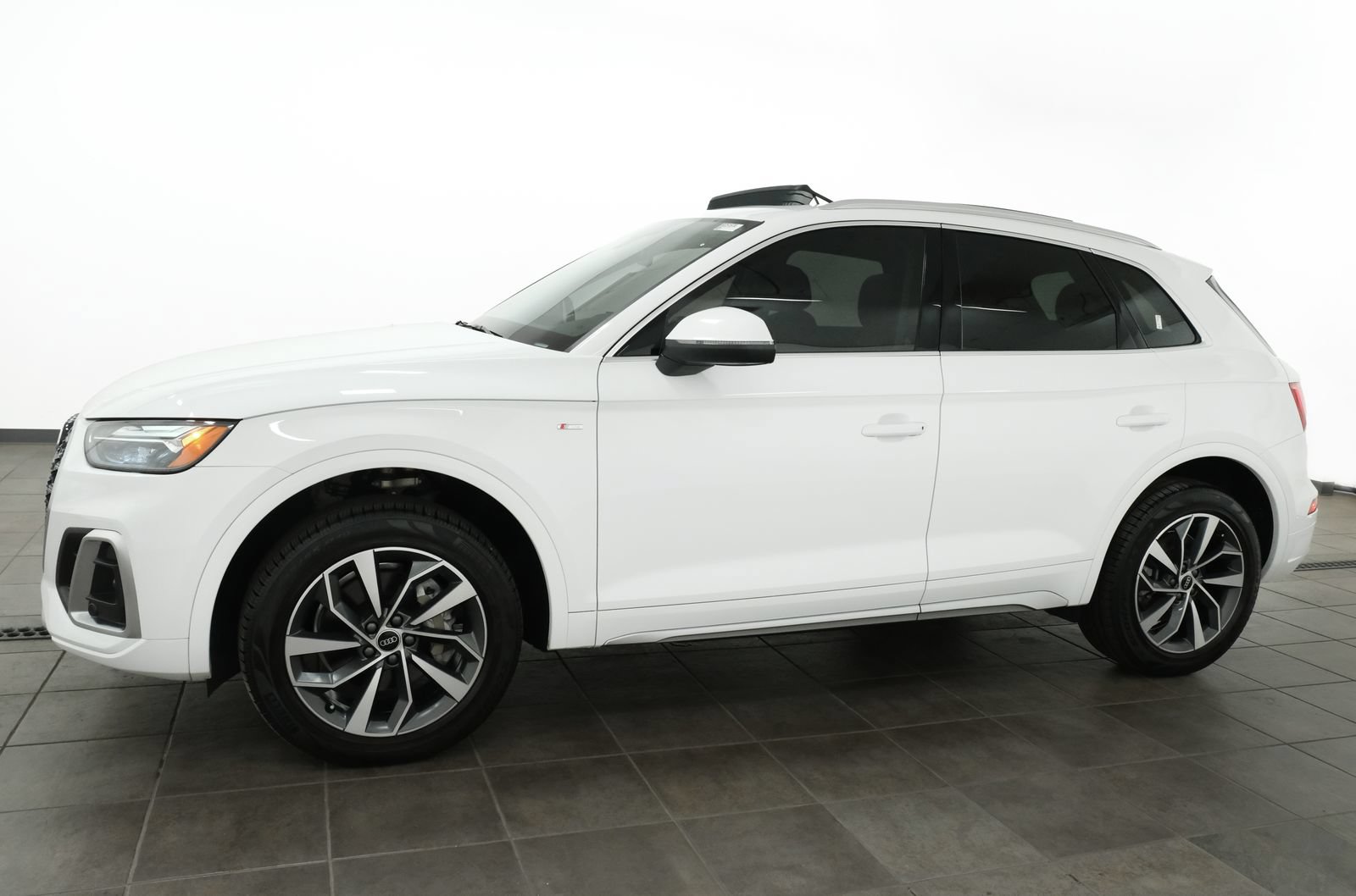 Used 2022 Audi Q5 2.0T Premium Plus w/ Premium Plus Package AWD/4WD image 2