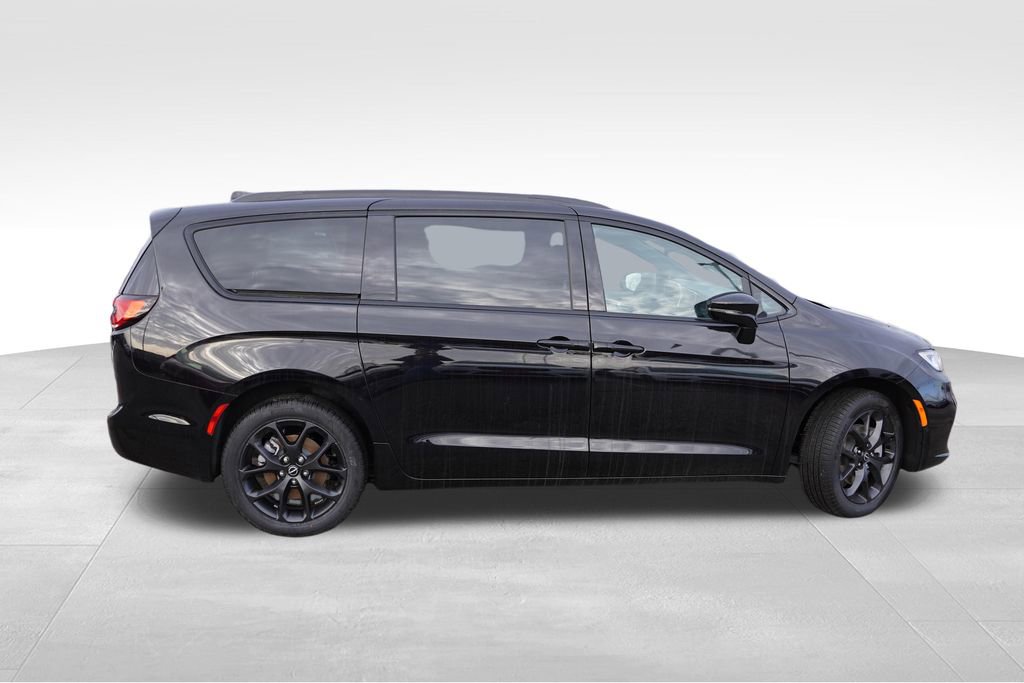New 2026 Chrysler Pacifica Limited w/ S Appearance Package image 3