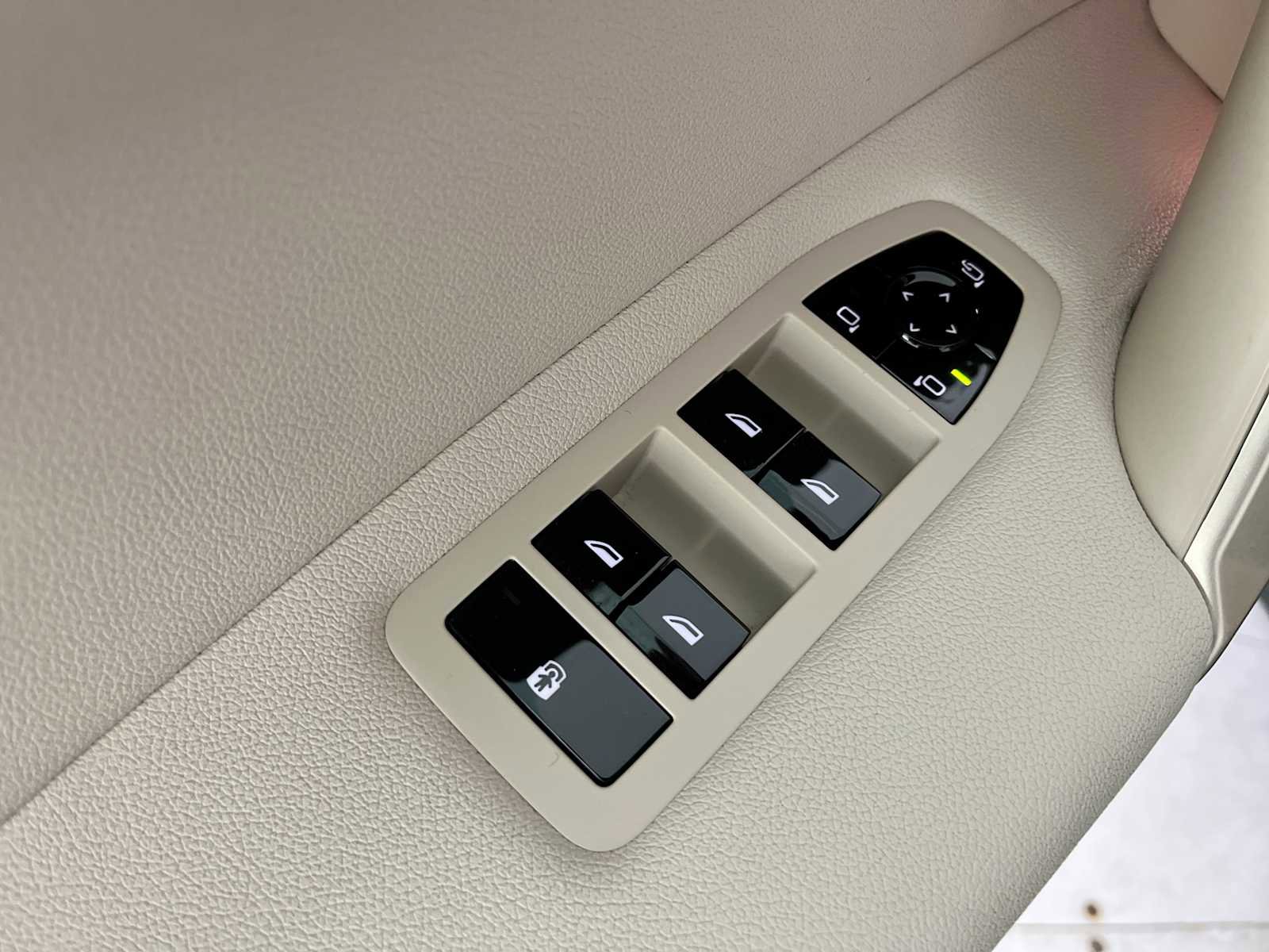 Certified 2023 BMW iX xDrive50 w/ Premium Package image 15