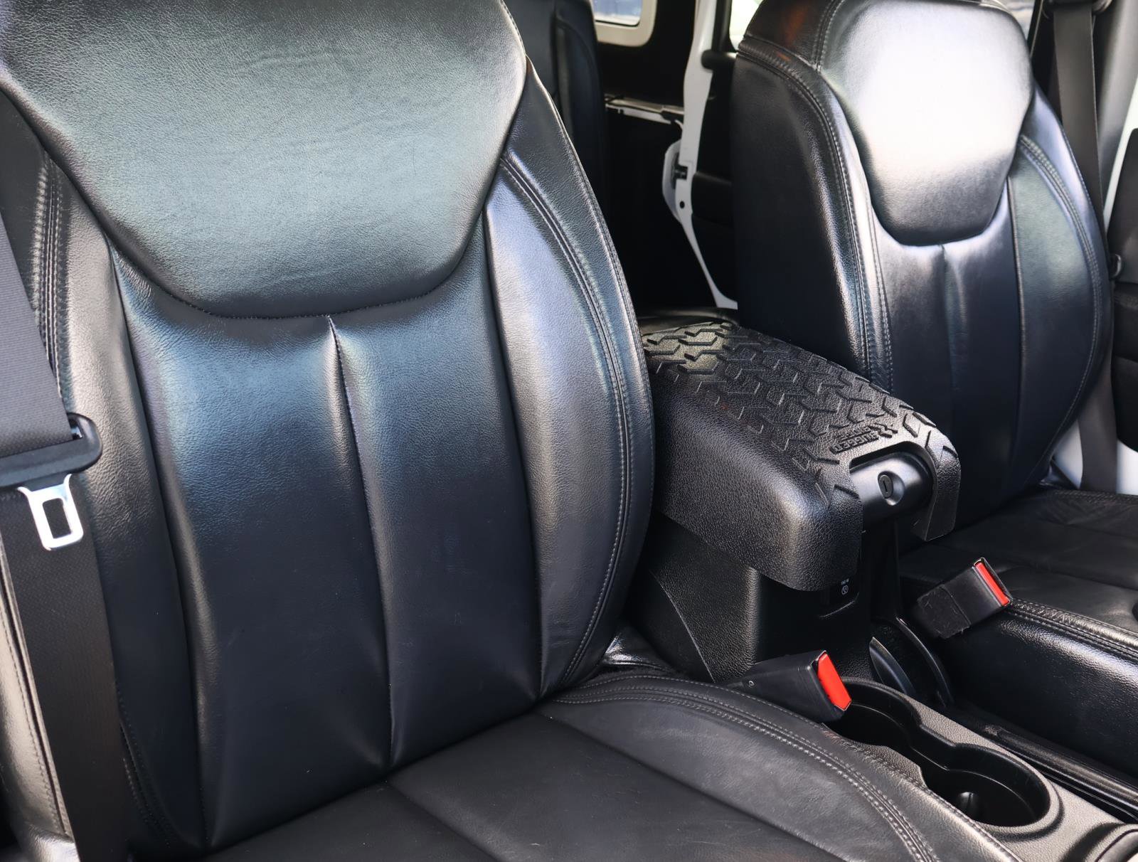 Used 2017 Jeep Wrangler Unlimited Sahara AWD/4WD image 16