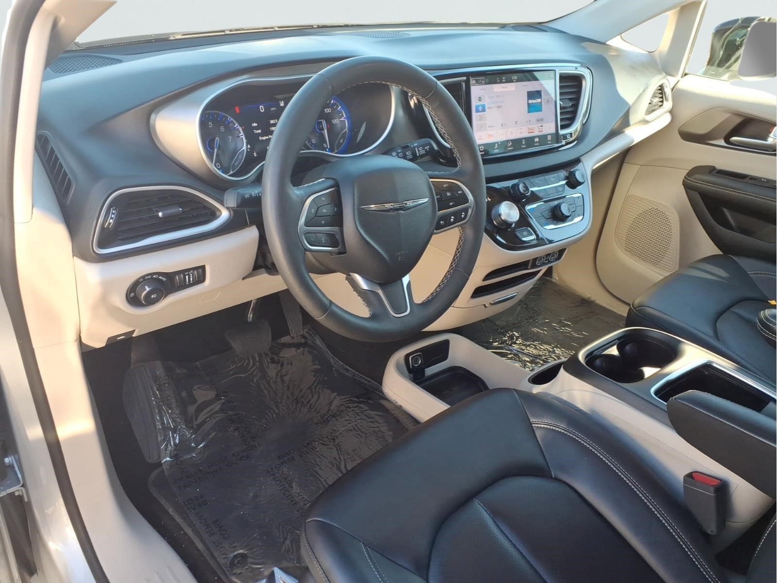 Used 2024 Chrysler Pacifica Touring-L FWD image 9