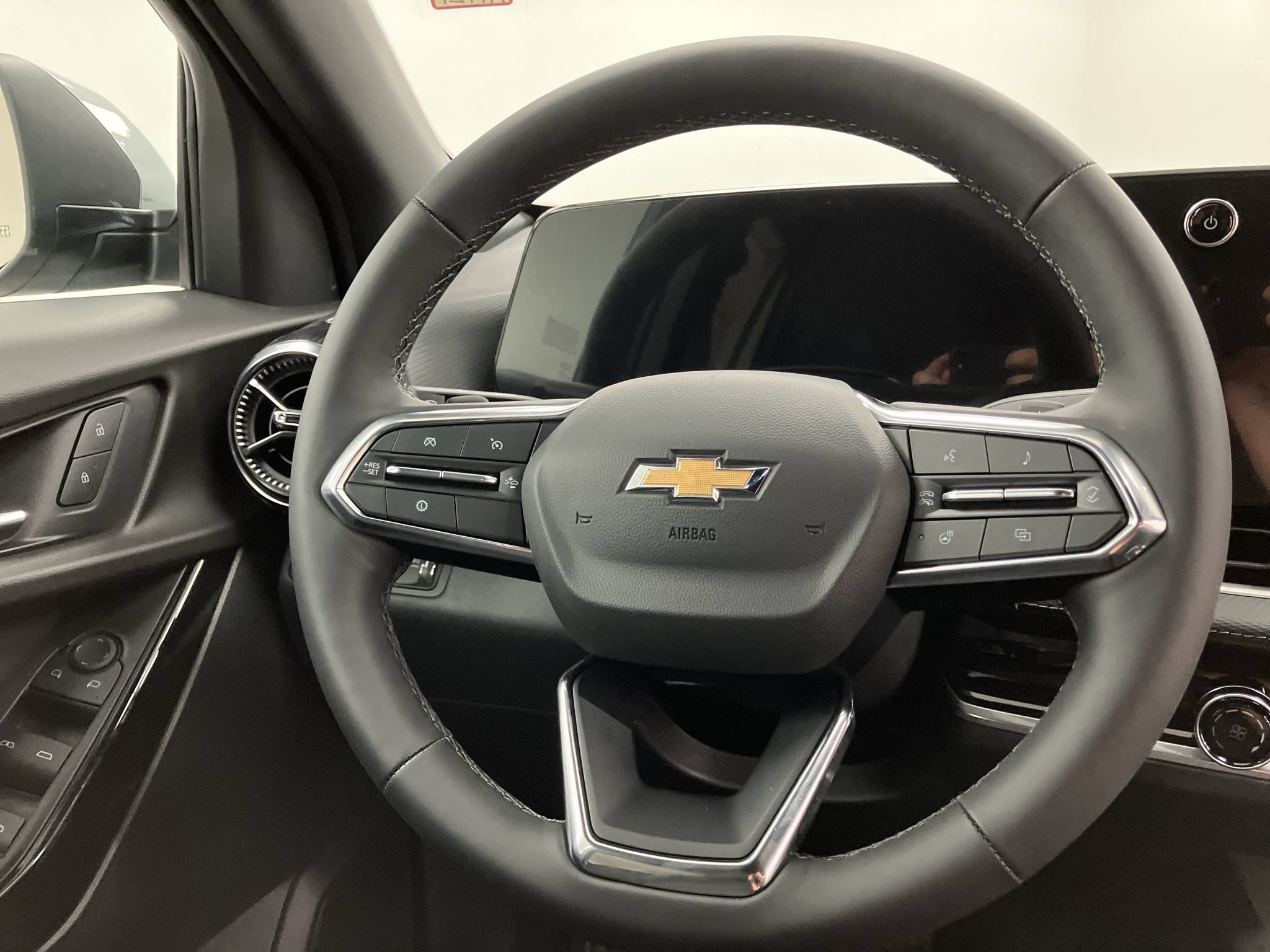 New 2027 Chevrolet Equinox LT w/ Safety and Technology Package FWD image 12