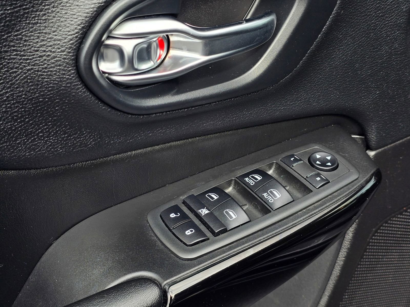 Used 2019 Jeep Cherokee Latitude Plus AWD/4WD image 21