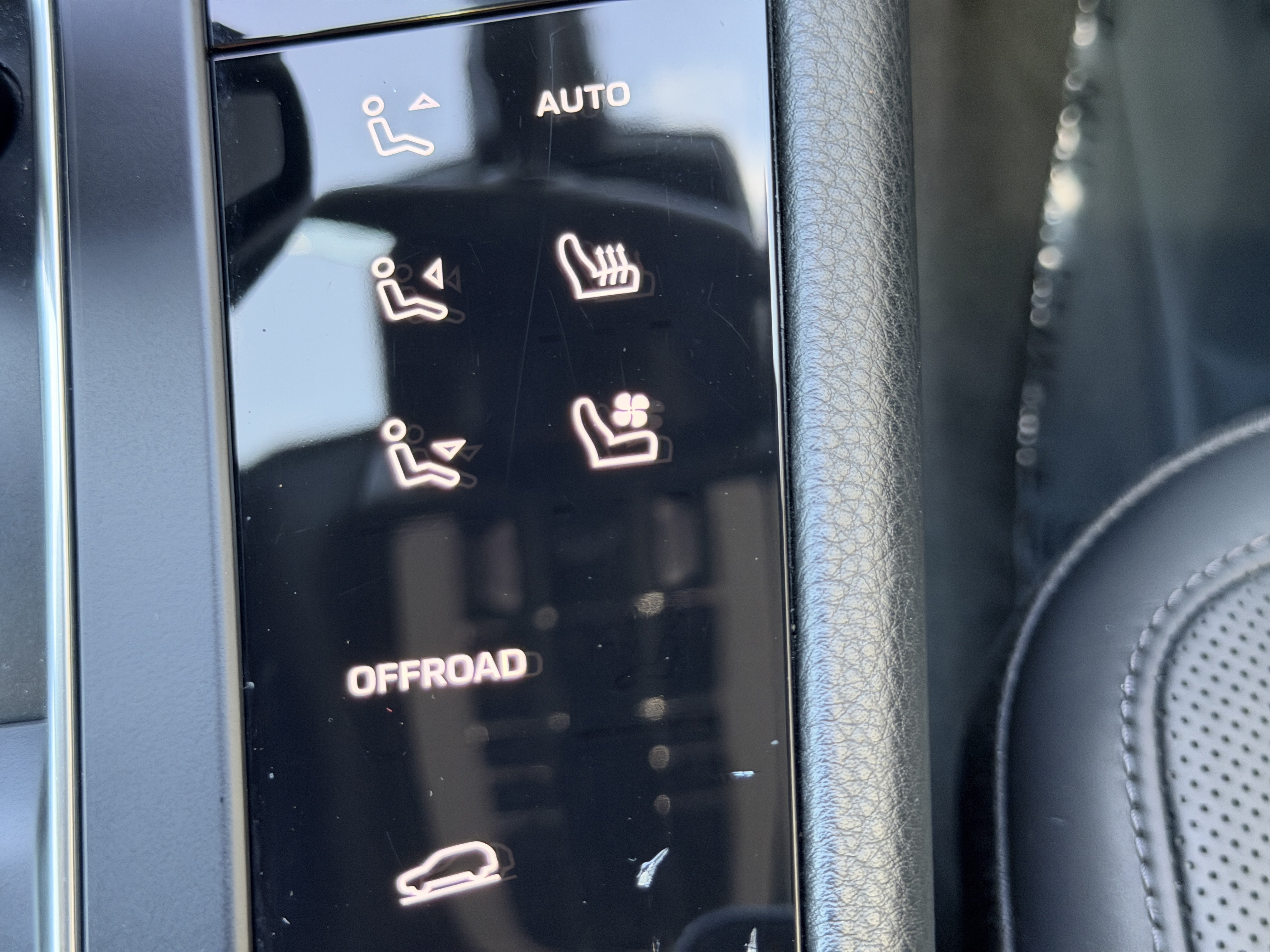 Certified 2024 Porsche Macan AWD/4WD image 28
