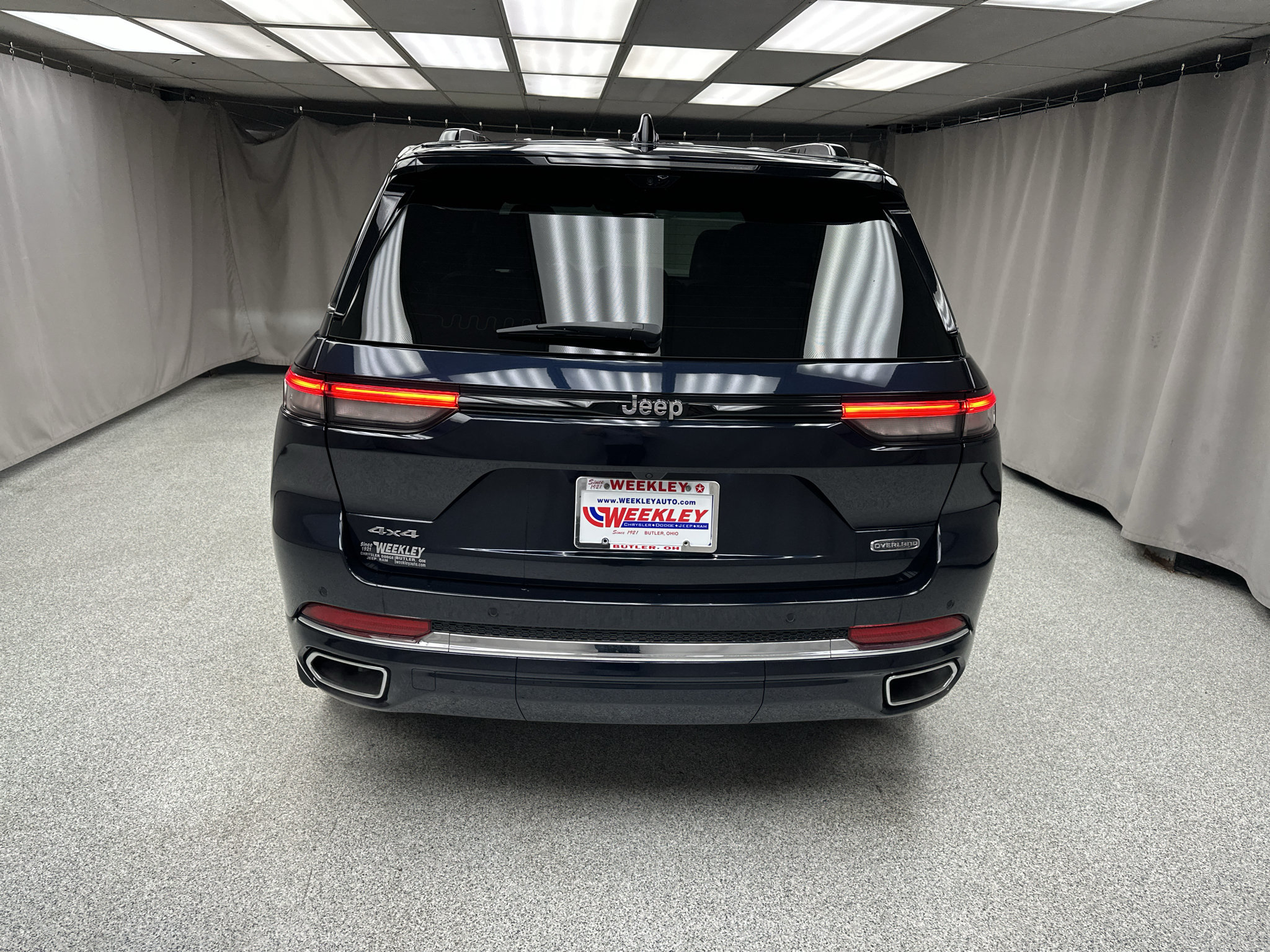 Used 2023 Jeep Grand Cherokee Overland w/ Luxury Tech Group IV AWD/4WD image 16