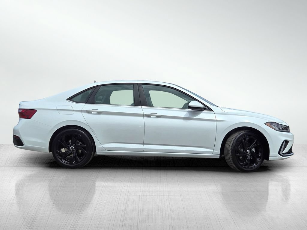 Used 2025 Volkswagen Jetta SE FWD image 4