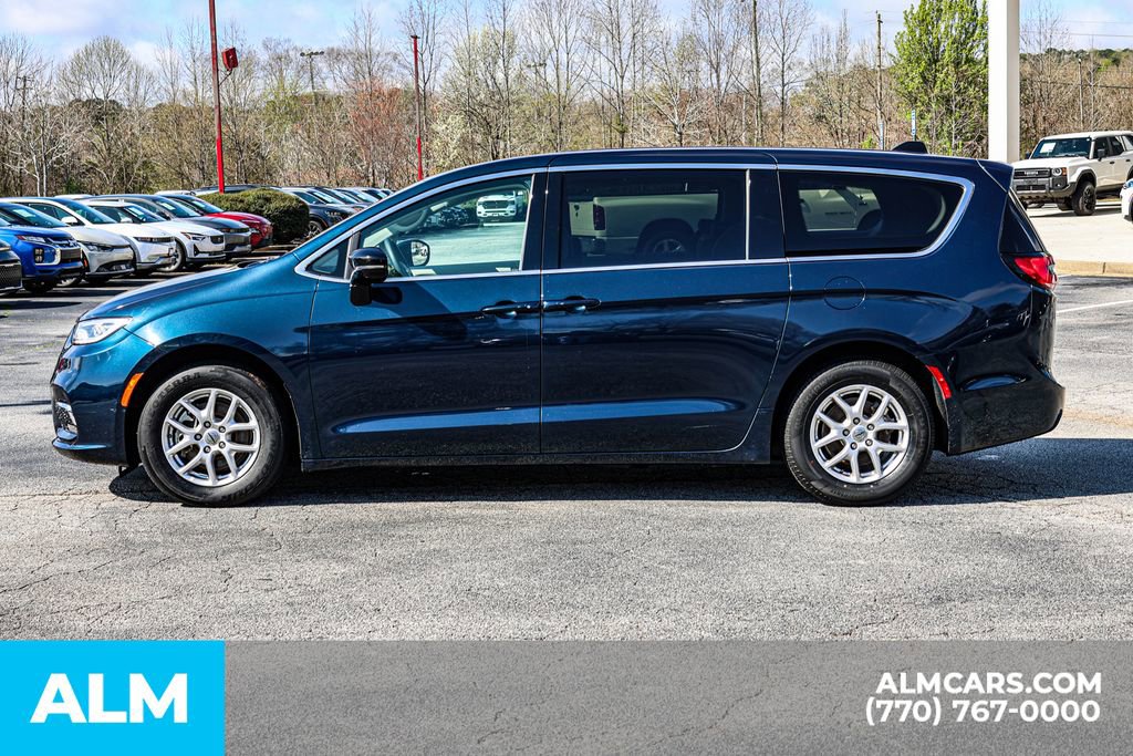Used 2024 Chrysler Pacifica Touring-L image 9