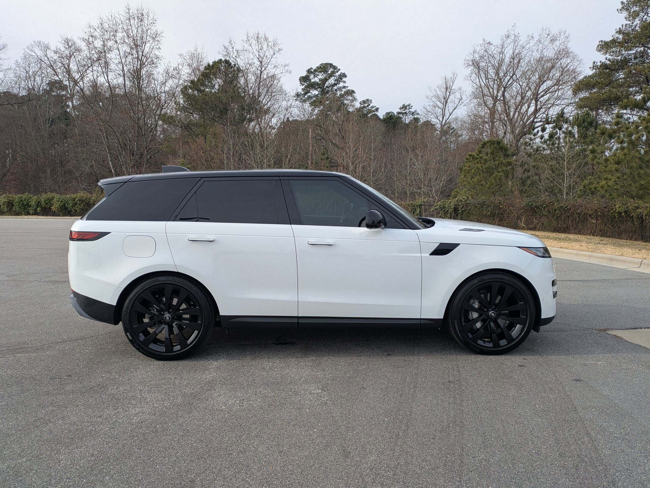 Used 2025 Land Rover Range Rover Sport SE image 4