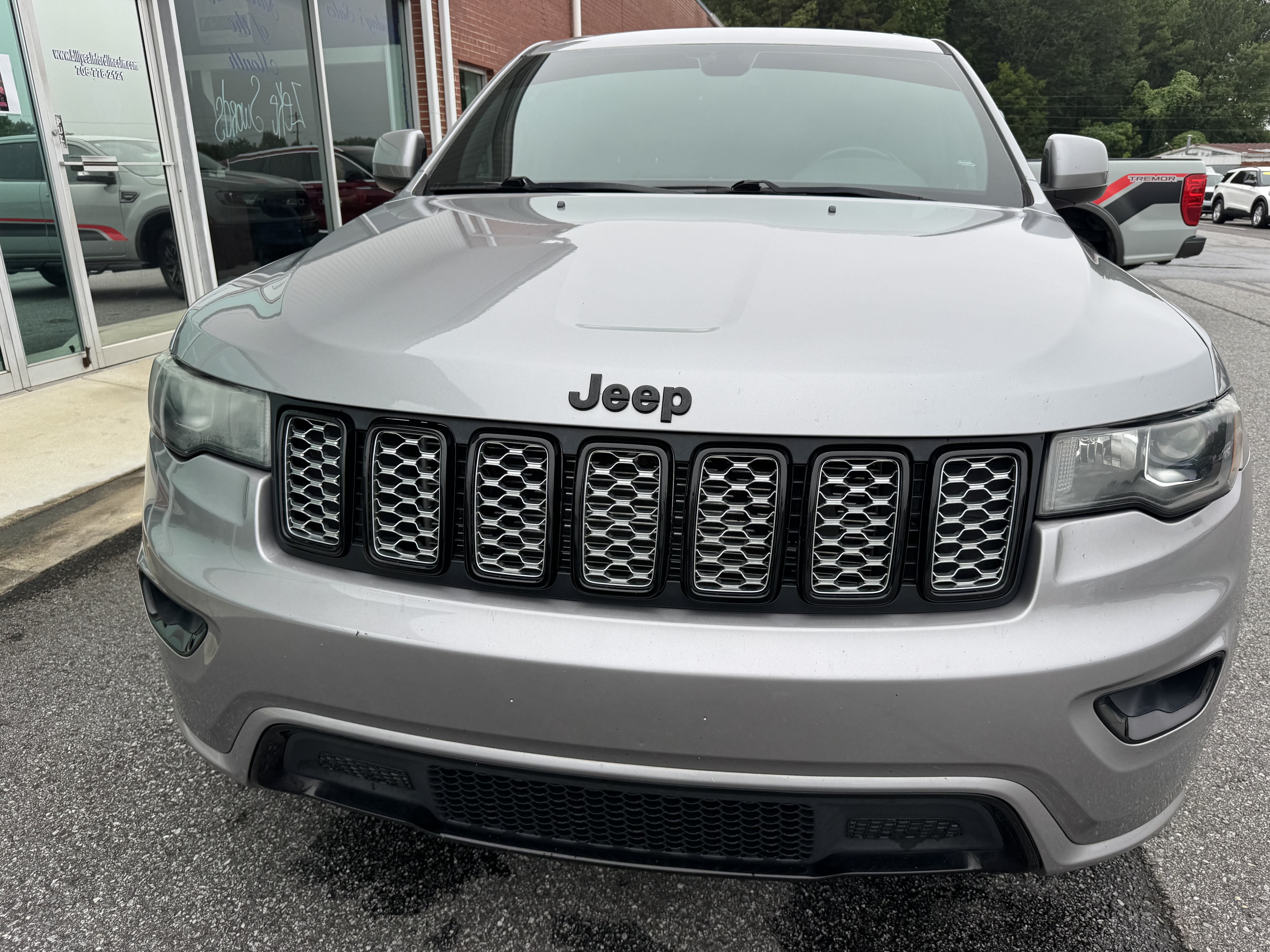 Used 2017 Jeep Grand Cherokee Altitude RWD image 3