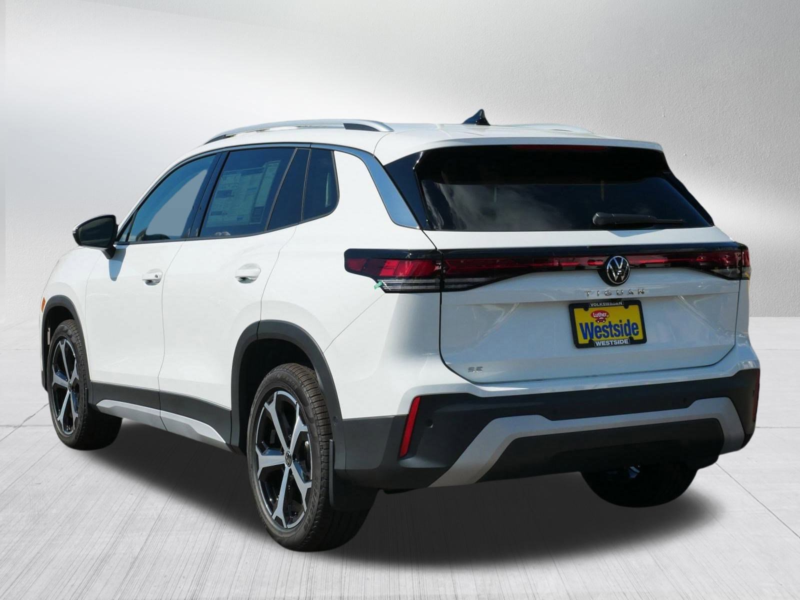 New 2025 Volkswagen Tiguan SE image 2