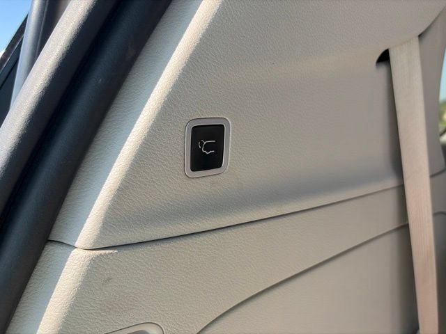 Used 2017 Chrysler Pacifica Touring-L w/ Tire & Wheel Group FWD image 8