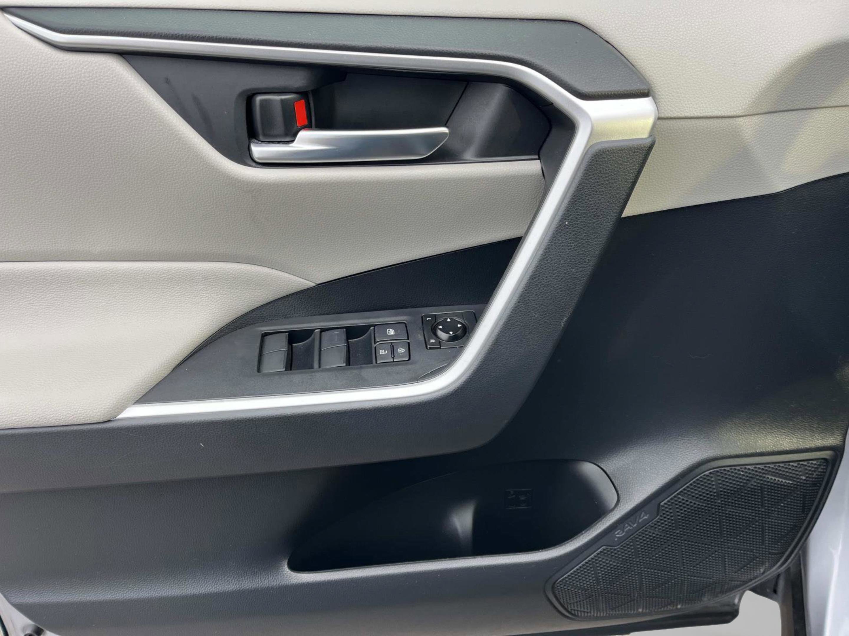 Used 2019 Toyota RAV4 XLE w/ Phone Cable & Charge Package image 27