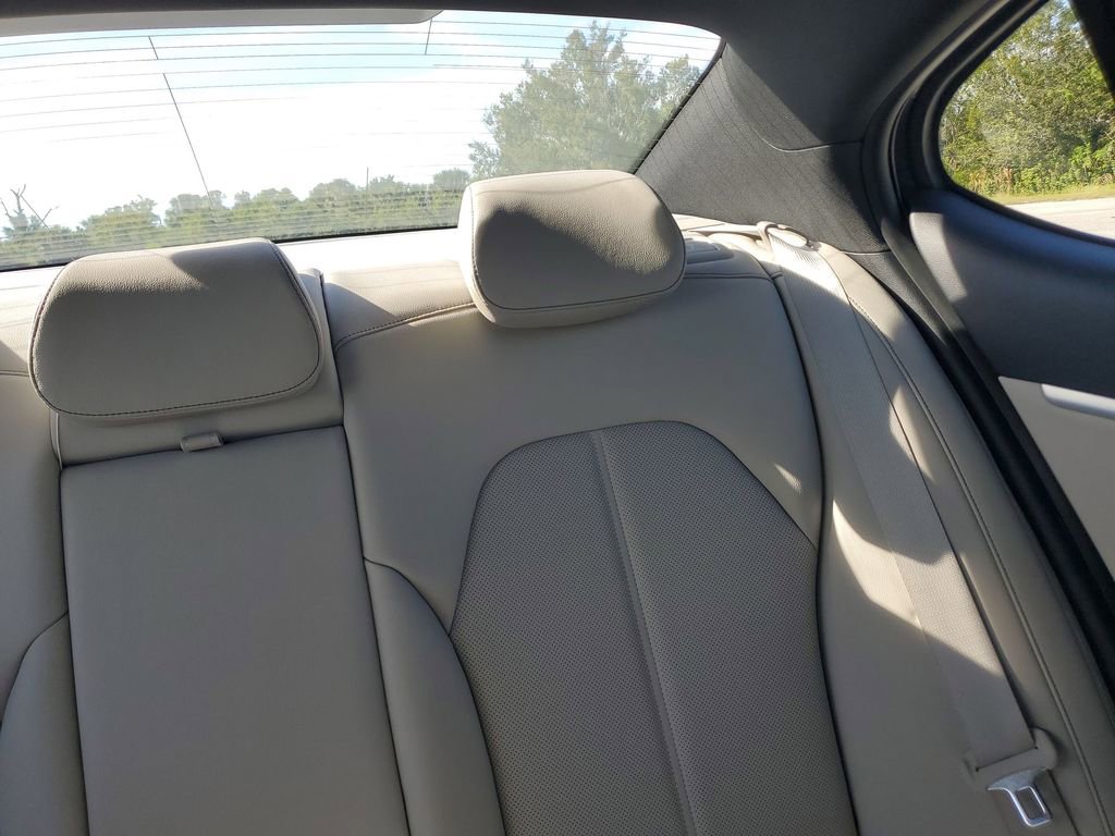 Used 2023 Genesis G70 2.0T image 14