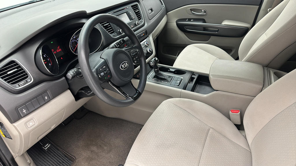 Used 2017 Kia Sedona LX FWD image 13