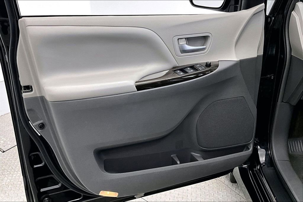 Used 2019 Toyota Sienna XLE w/ XLE Navigation Package FWD image 18