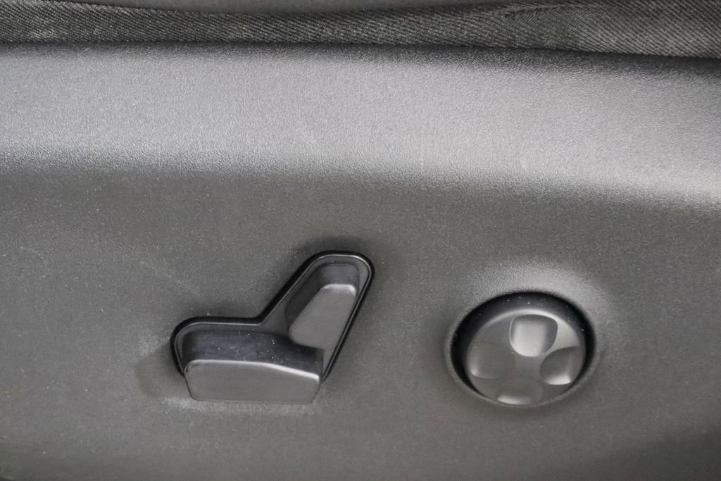 Used 2017 Chrysler Pacifica Touring-L w/ Tire & Wheel Group image 24