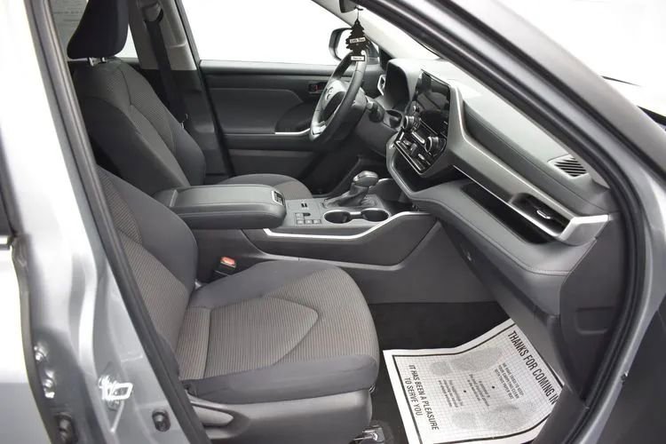 Used 2025 Toyota Highlander LE FWD image 16