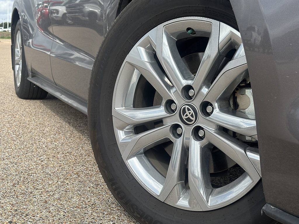 Used 2024 Toyota Sienna Platinum AWD/4WD image 2