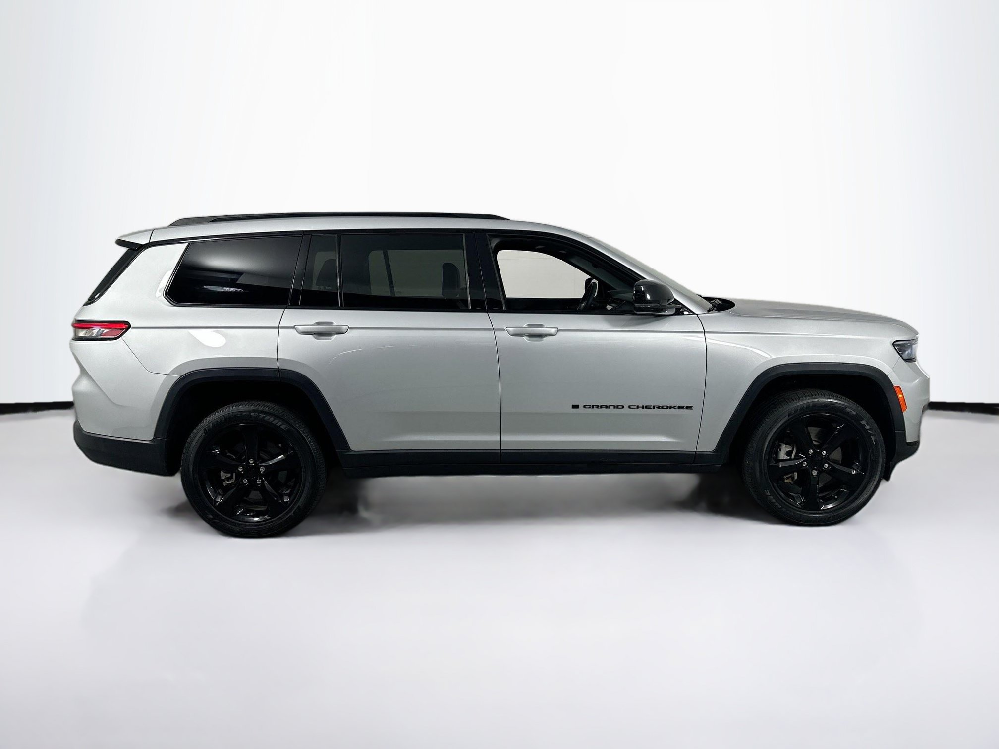 Used 2023 Jeep Grand Cherokee L Laredo RWD image 4