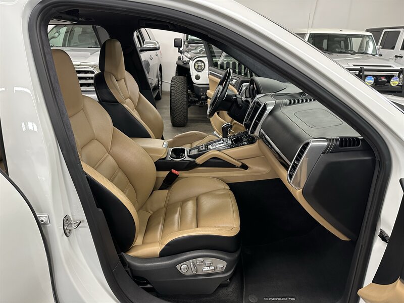Used 2014 Porsche Cayenne Turbo AWD/4WD image 12