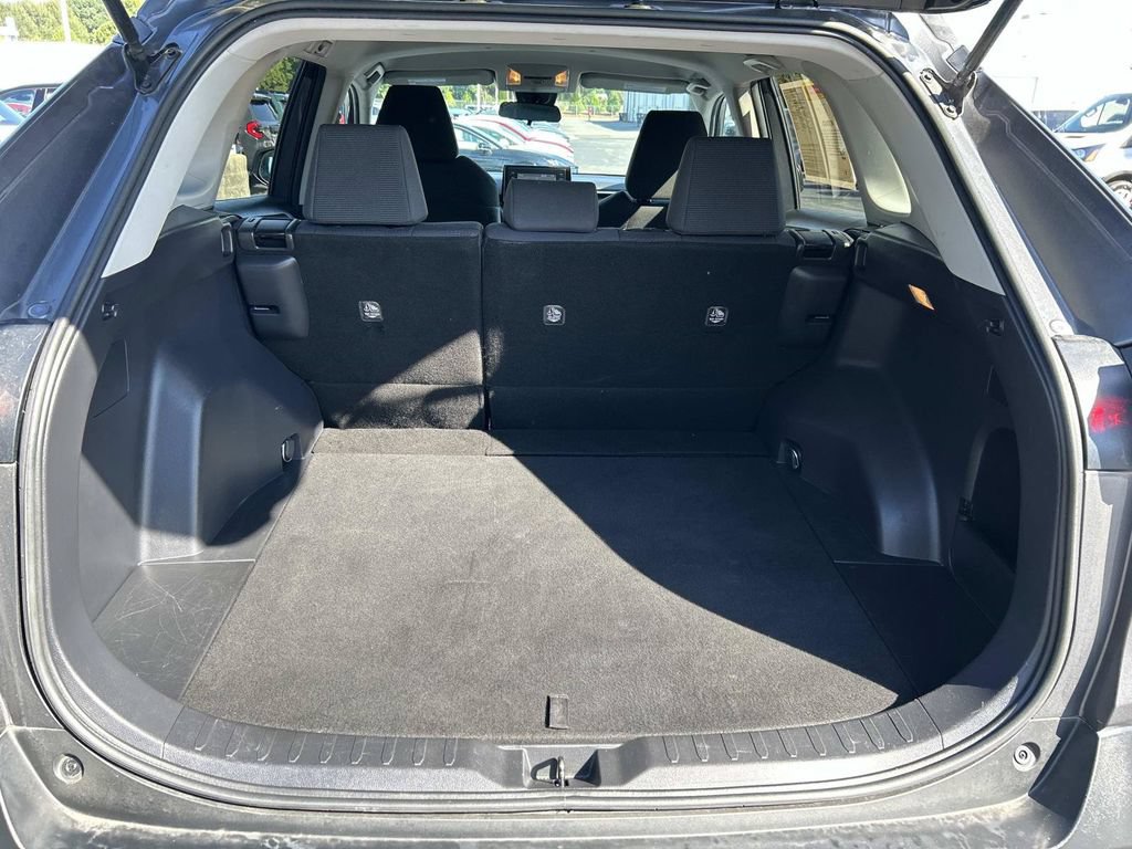 Used 2021 Toyota RAV4 LE AWD/4WD image 10
