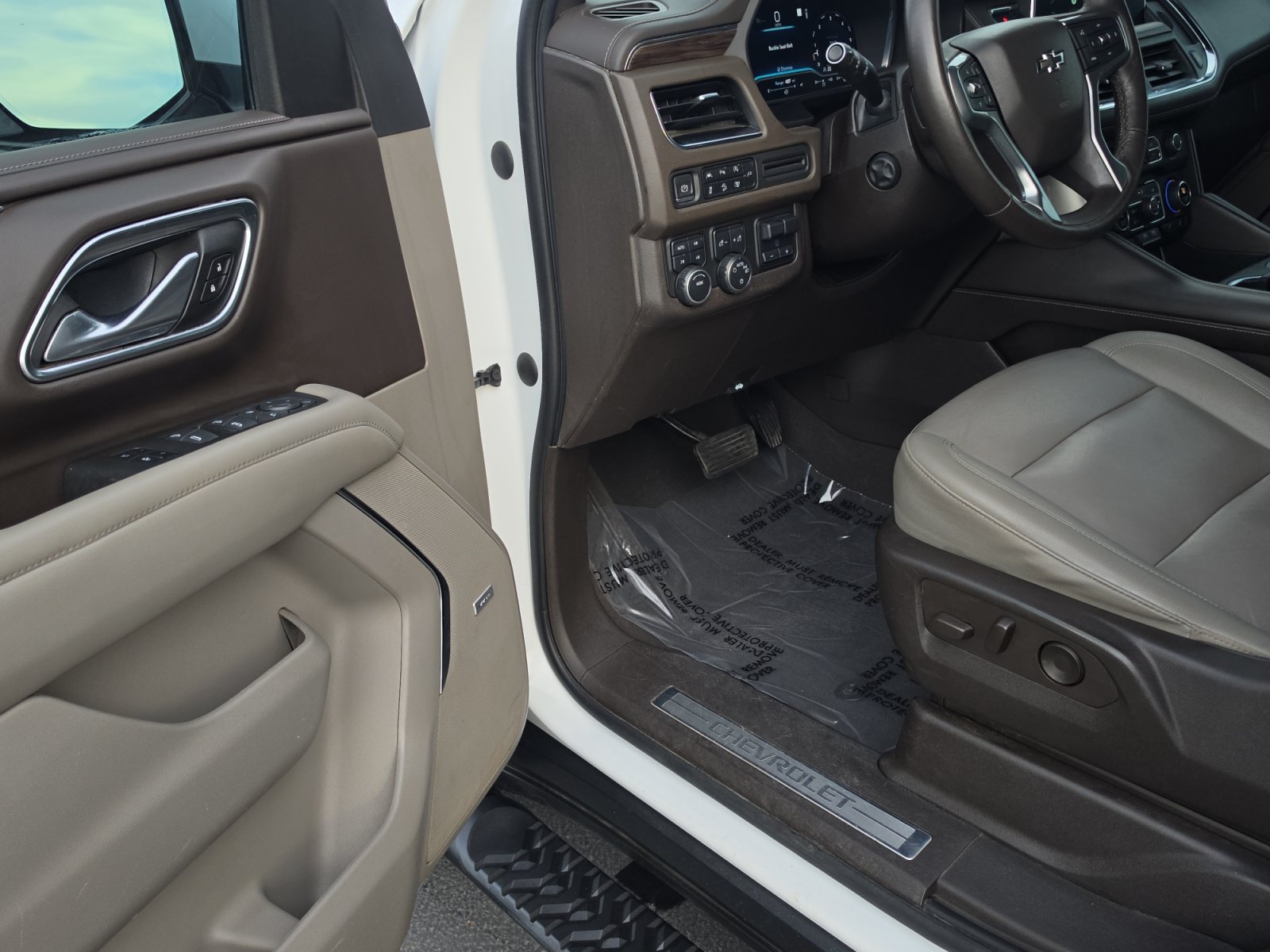 Certified 2022 Chevrolet Suburban Z71 w/ Luxury Package AWD/4WD image 11