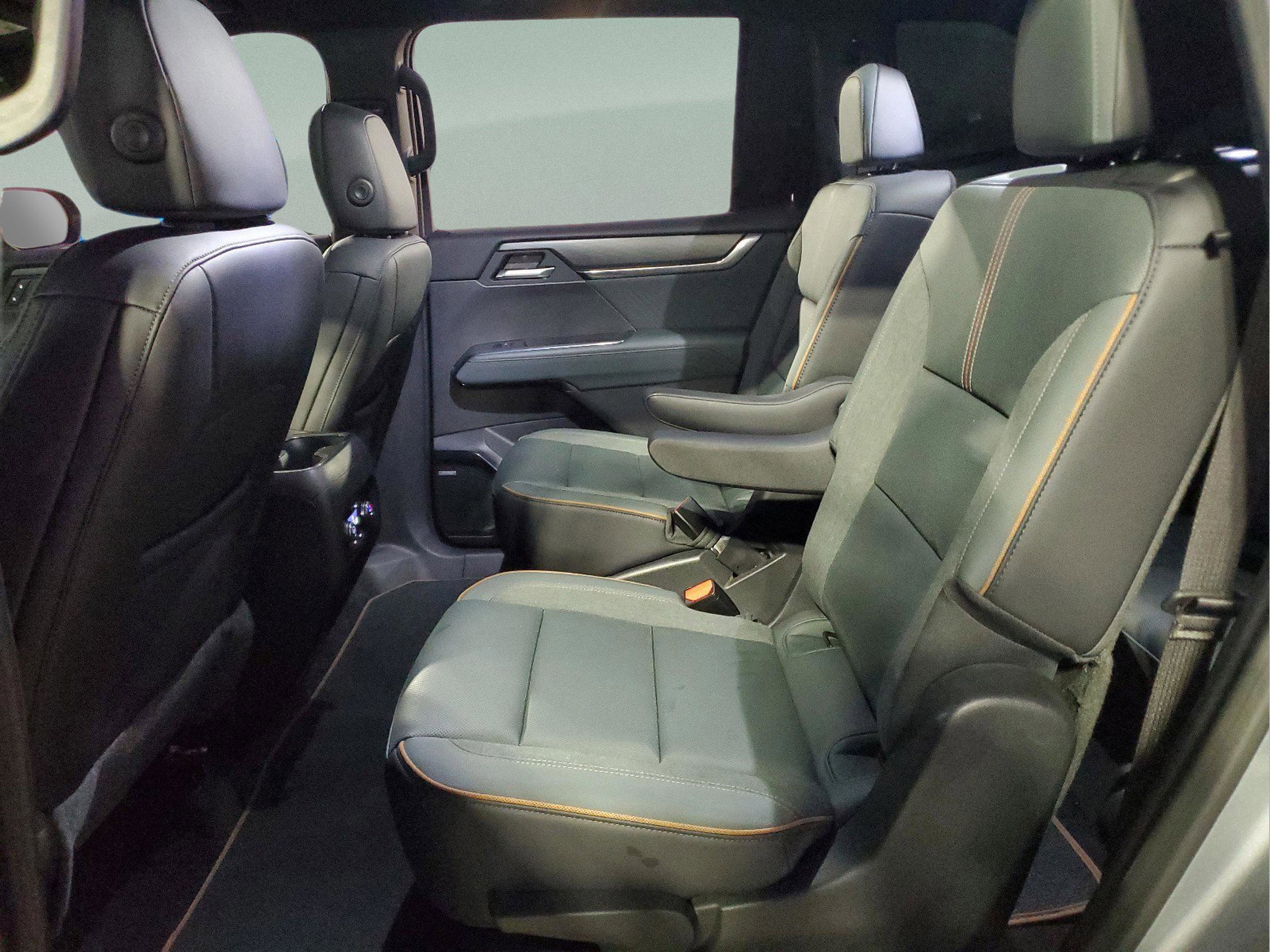 Used 2025 GMC Acadia AT4 image 10