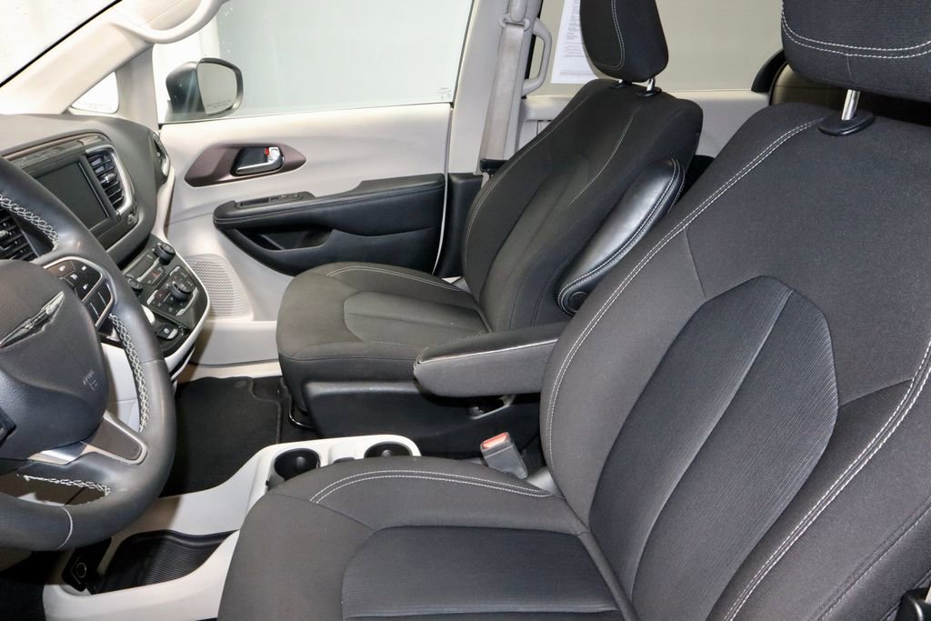 Used 2023 Chrysler Voyager LX image 25