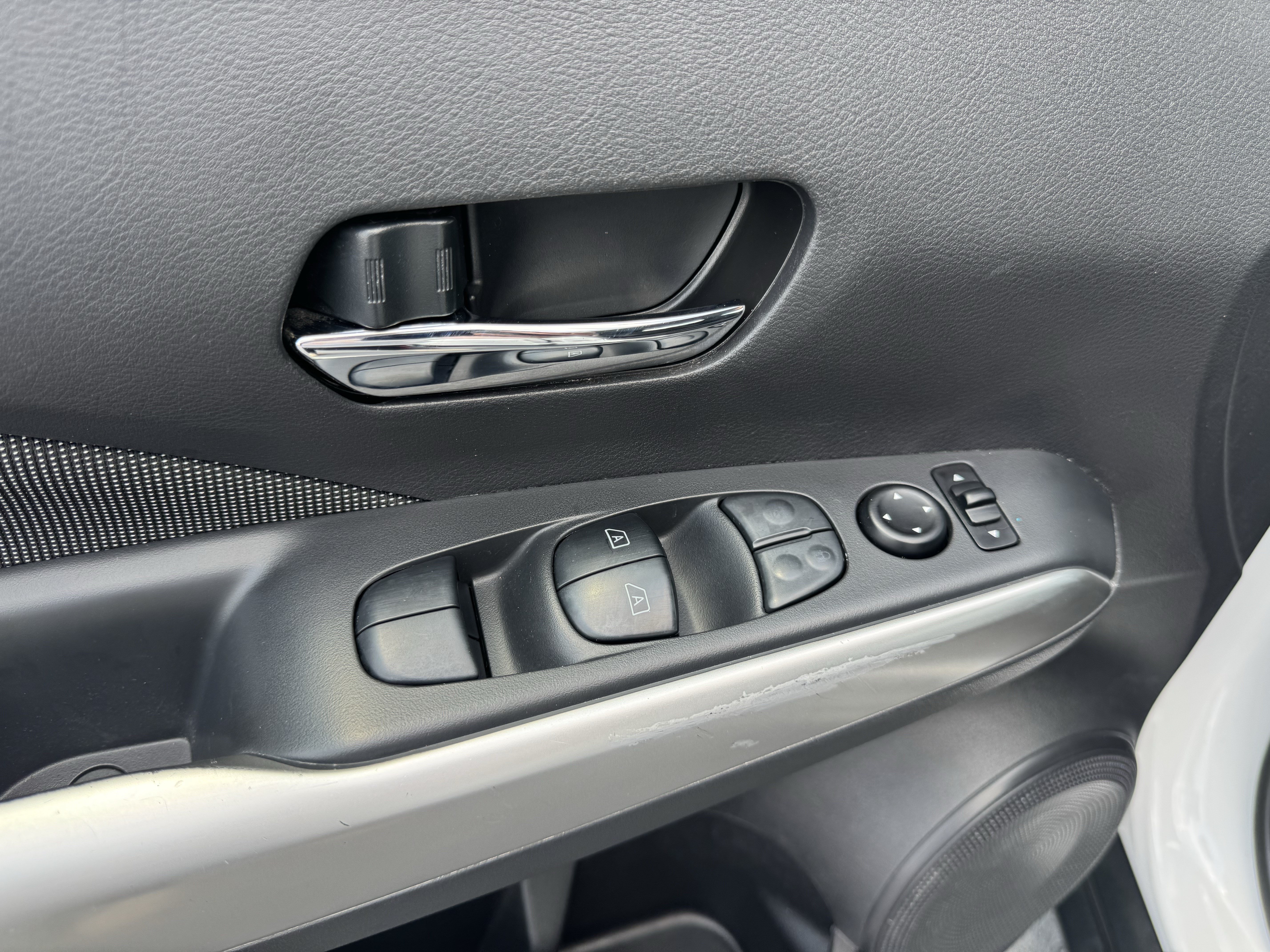 Used 2019 Nissan Kicks SV FWD image 11