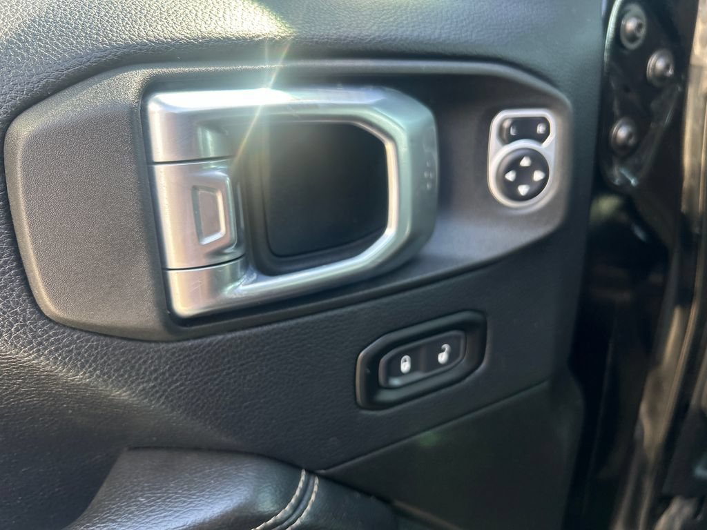 Used 2019 Jeep Wrangler Unlimited Sahara AWD/4WD image 11