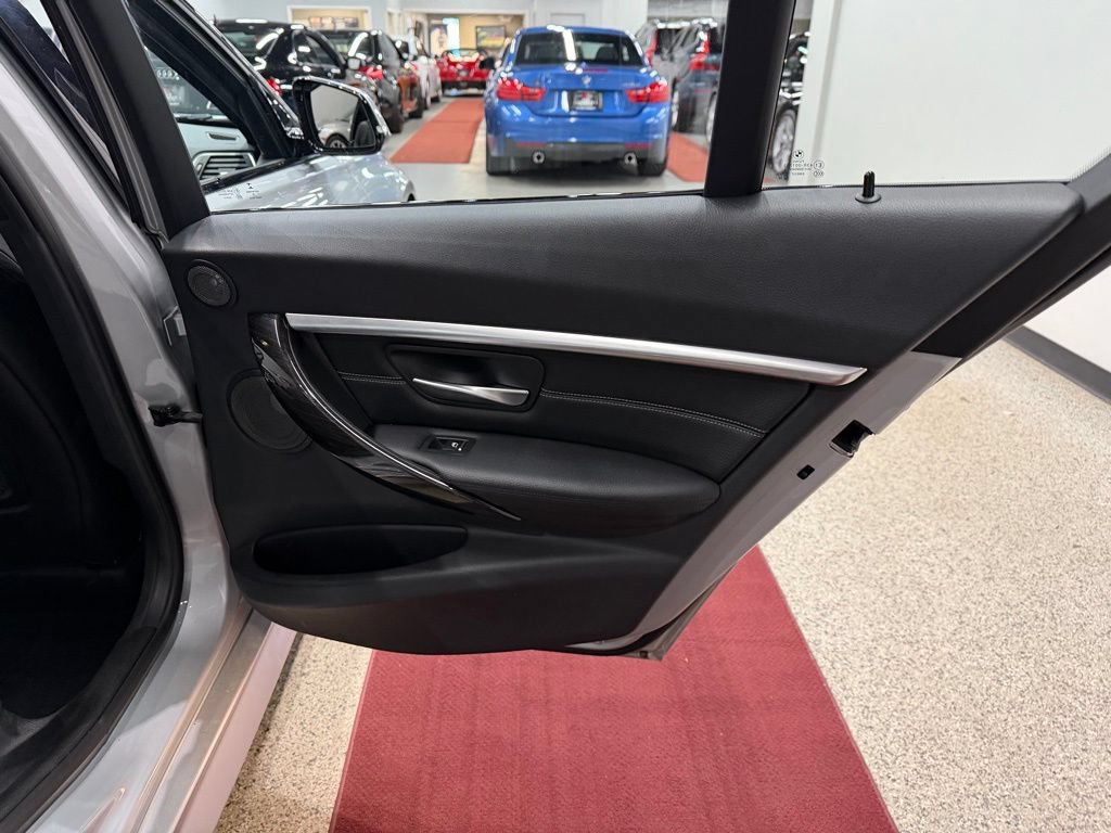 Used 2017 BMW 340i xDrive Sedan AWD/4WD image 32