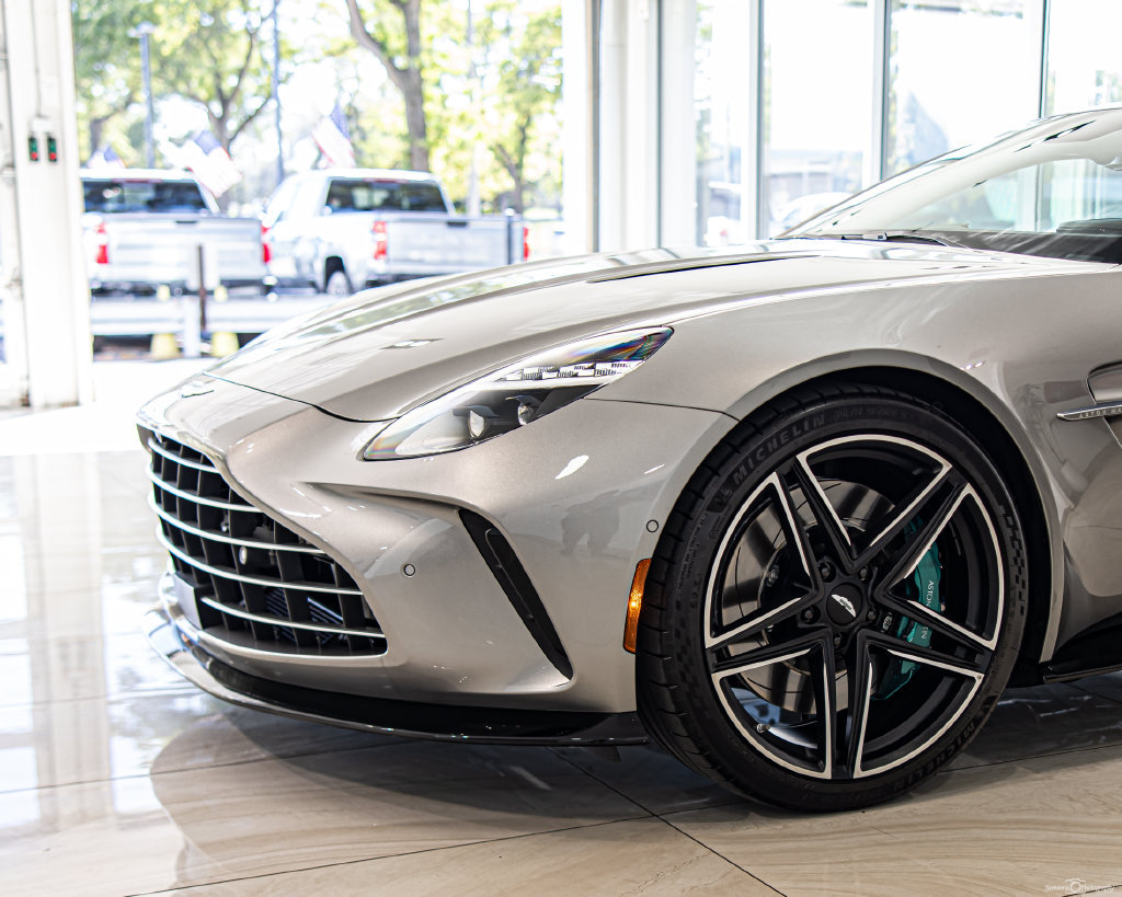 Used 2025 Aston Martin V8 Vantage Coupe RWD image 4