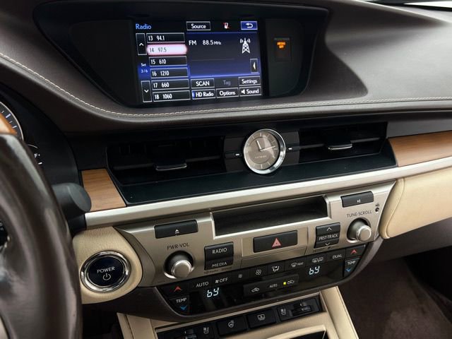 Used 2016 Lexus ES 300h w/ Luxury Package w/Wood Trim FWD image 23