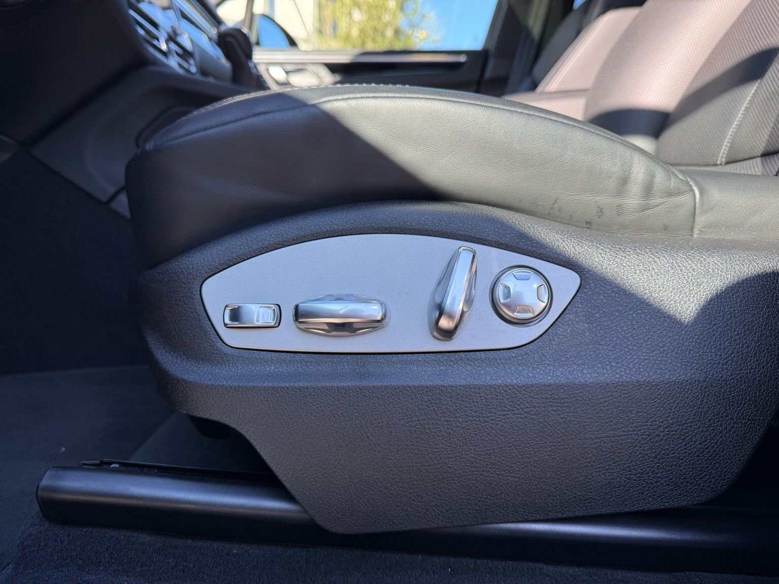 Used 2025 Porsche Macan image 28