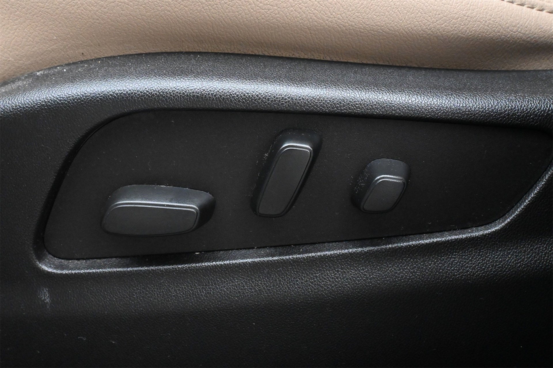 Certified 2024 Cadillac XT4 Luxury w/ Cold Weather Package image 16