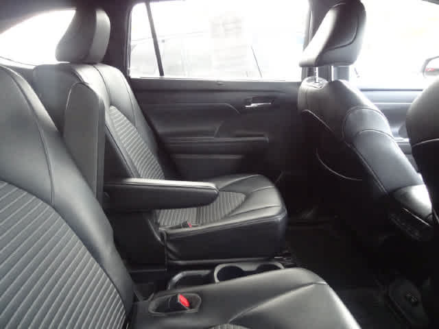Used 2021 Toyota Highlander XSE AWD/4WD image 11