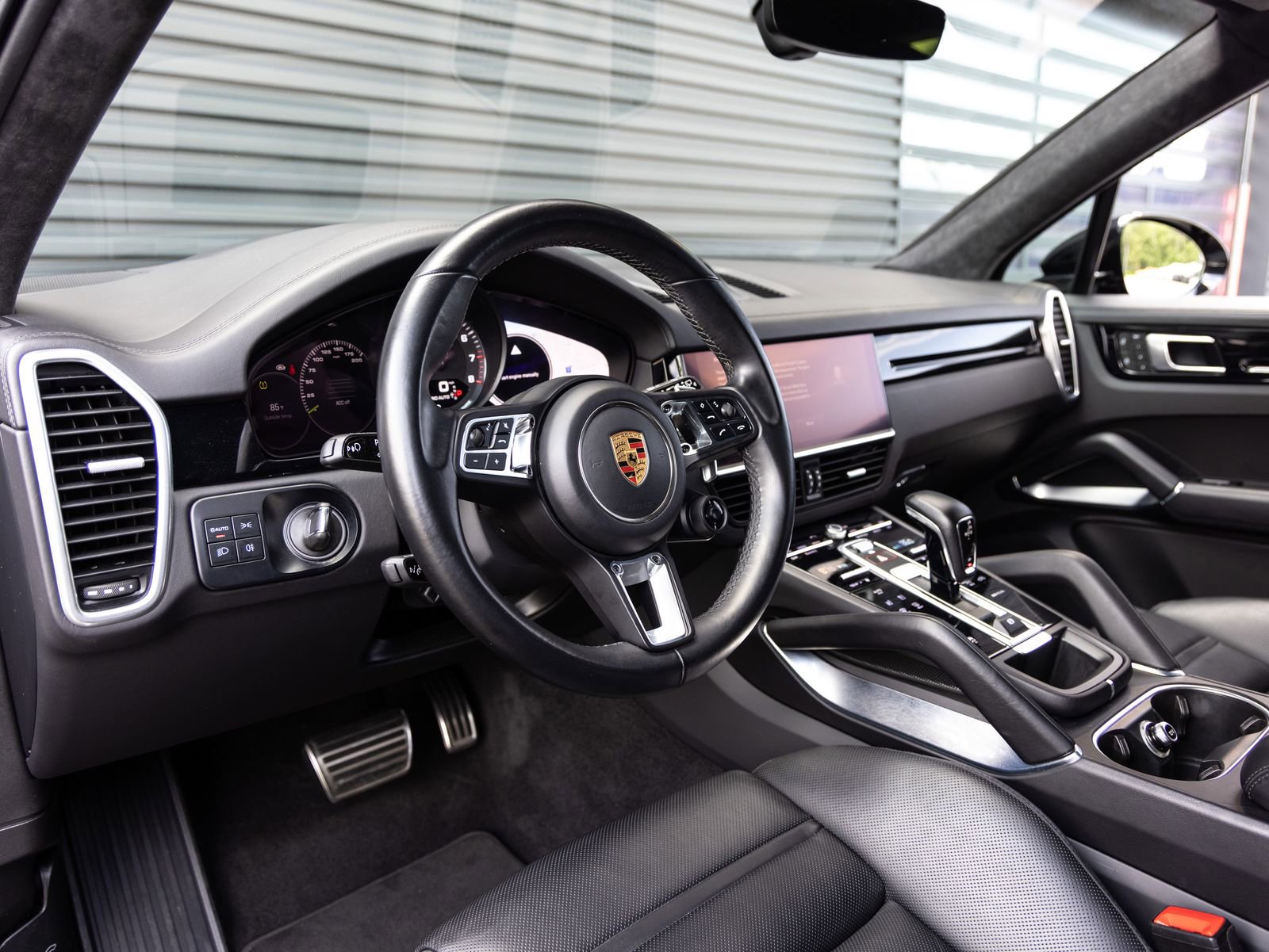 Certified 2023 Porsche Cayenne Turbo S AWD/4WD image 4