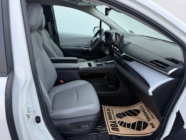 Used 2025 Toyota Sienna XLE FWD image 20