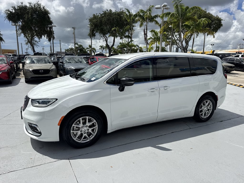 Used 2024 Chrysler Pacifica Touring-L FWD image 10