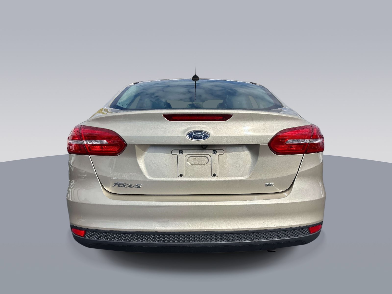 Used 2018 Ford Focus SE w/ SE Appearance Package FWD image 3