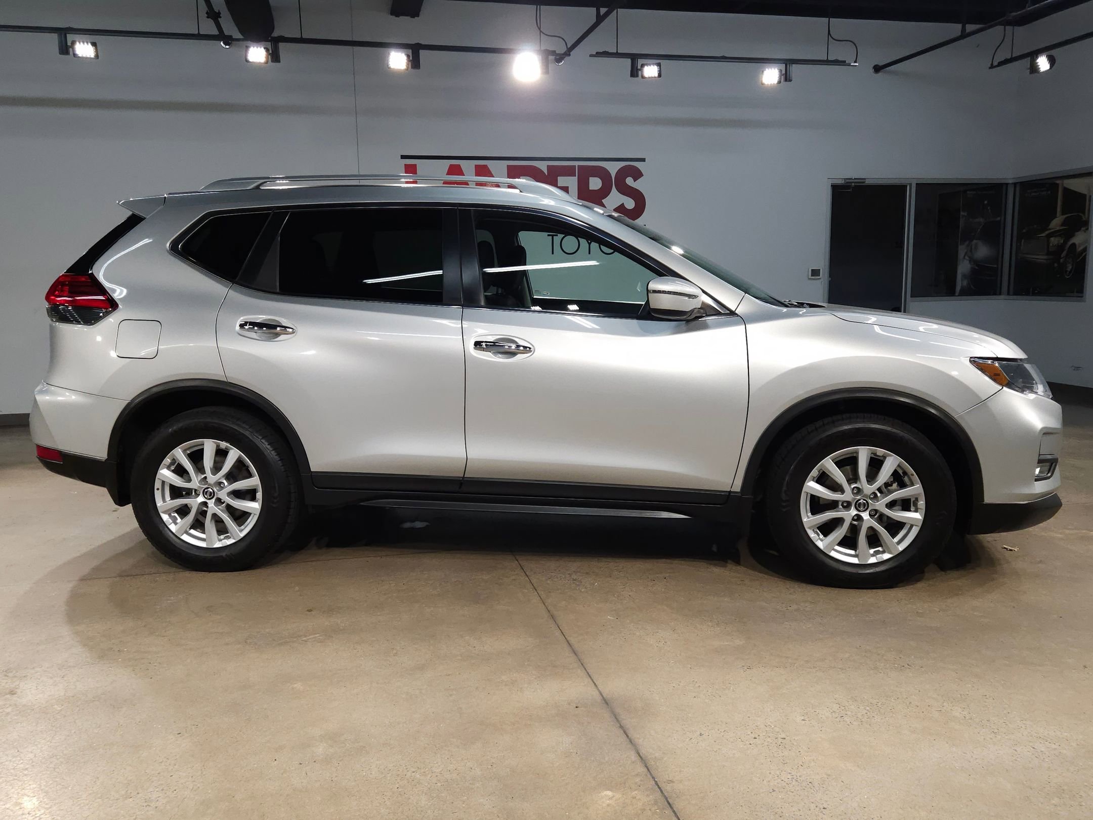 Used 2017 Nissan Rogue SV FWD image 8
