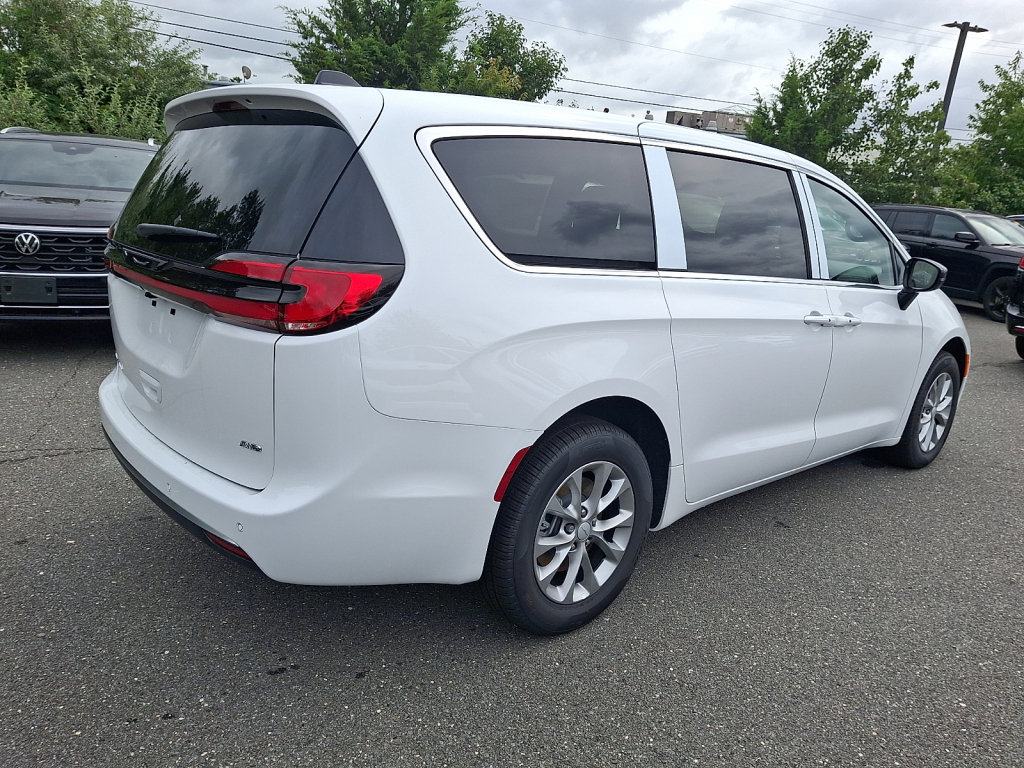 New 2027 Chrysler Pacifica Select AWD/4WD image 5