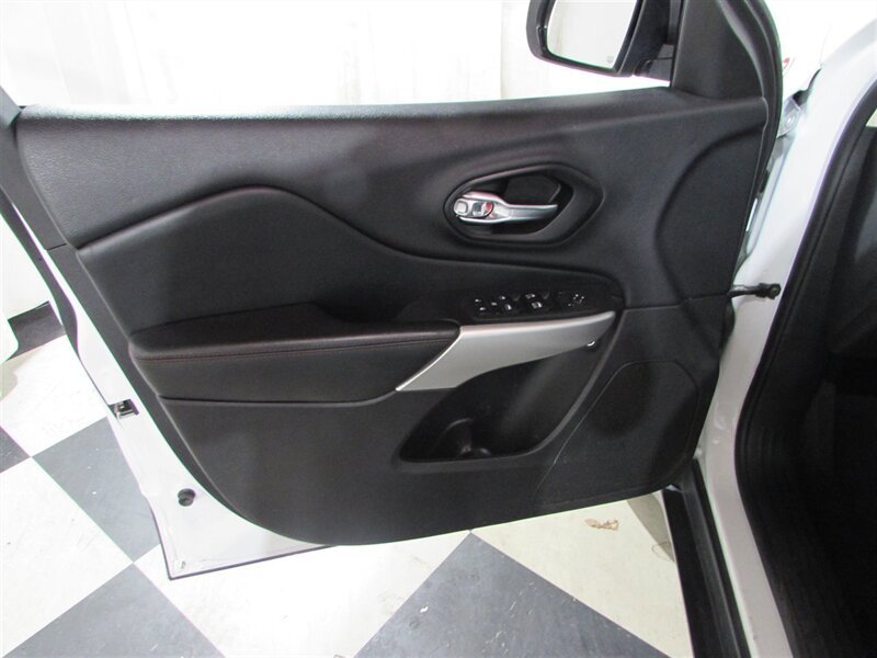 Used 2018 Jeep Cherokee Trailhawk image 23