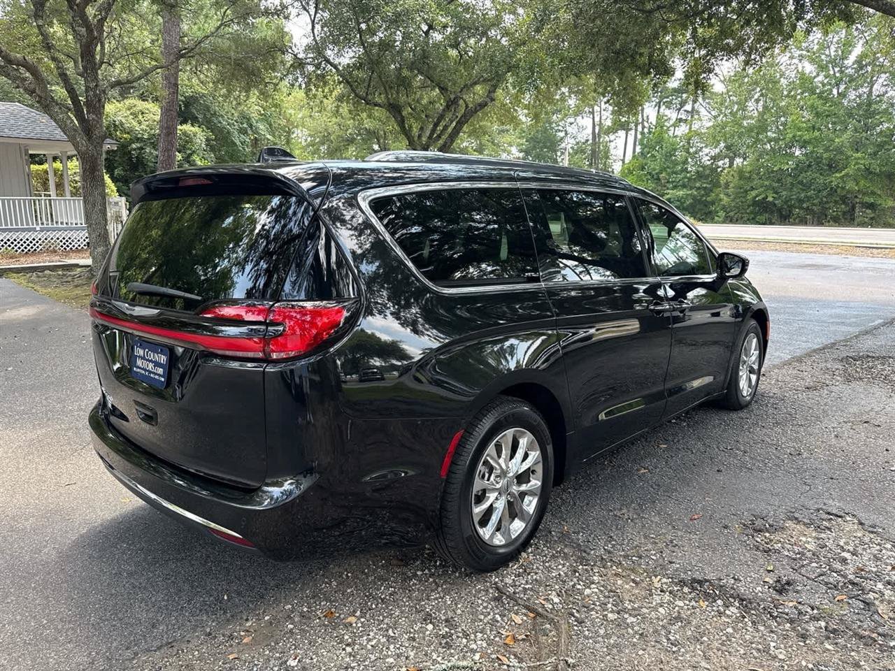 Used 2021 Chrysler Pacifica Touring-L w/ Premium & Safety Sphere Group FWD image 5